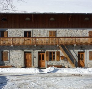 Maison dans le village de Lullin - JPEG - 265.7 ko